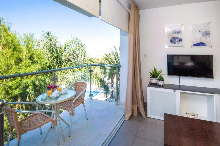 Lucile - Coralli Beachfront Apartment Paralimni Exterior foto