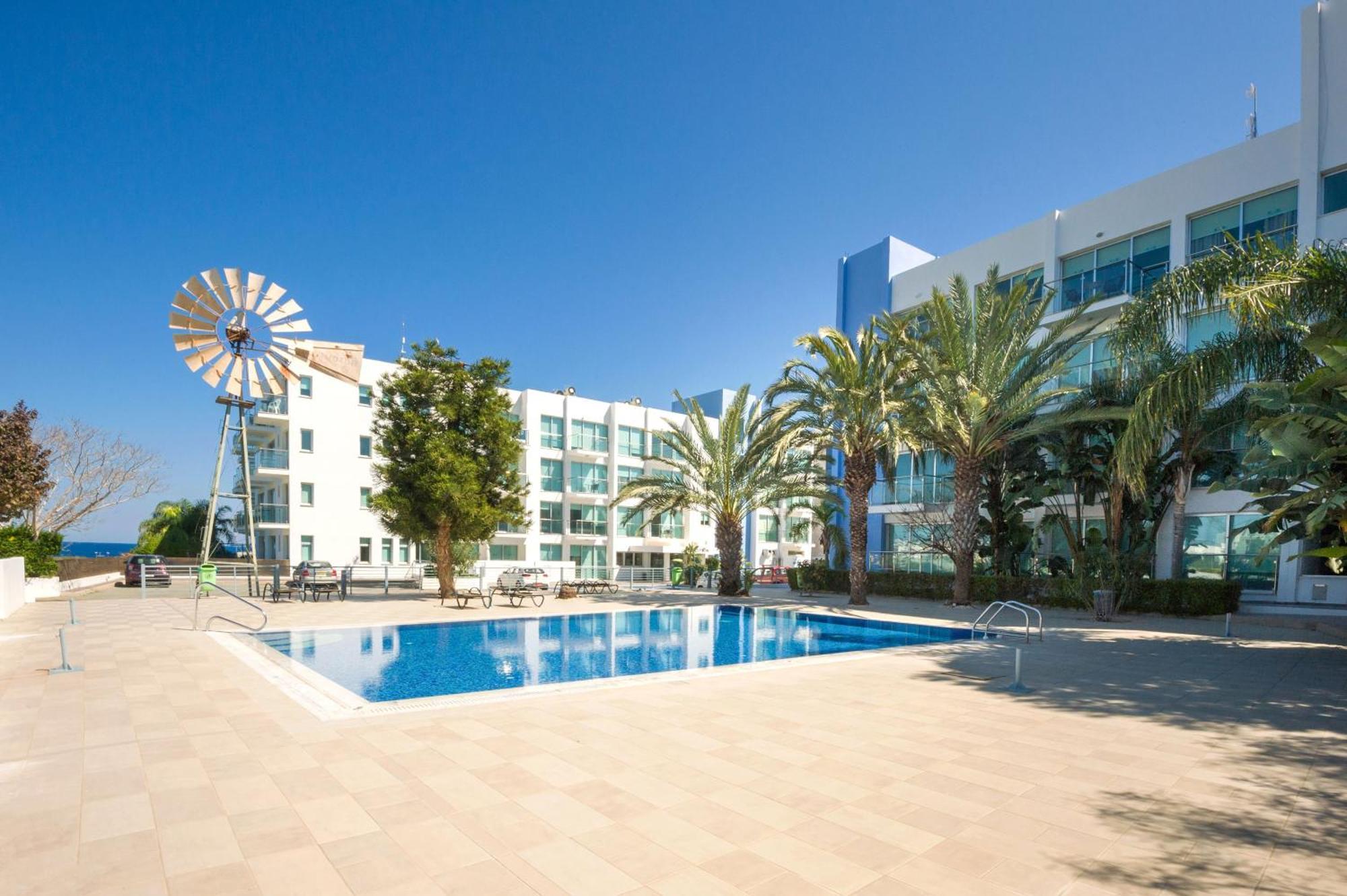Lucile - Coralli Beachfront Apartment Paralimni Exterior foto