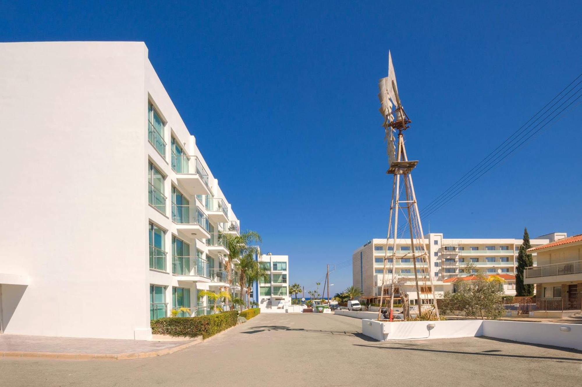 Lucile - Coralli Beachfront Apartment Paralimni Exterior foto
